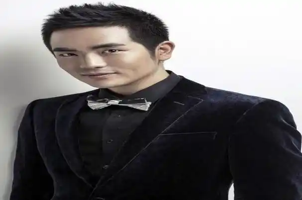 鲸鱼在深邃的海洋中舞动,而在娱乐圈,一个名为张晓龙的演员也如鱼在