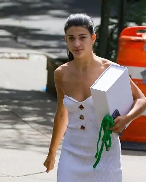 比尔盖茨21岁女儿菲比,白色抹胸长裙搭配高跟凉拖鞋,名媛网红|阿黛尔