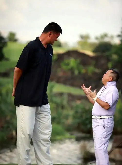 图/曾志伟参加明星高尔夫赛 遇到229公分的姚明