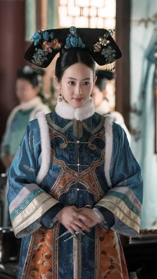 张钧甯在《如懿传》有13款旗头,淡雅素净,很符合她的气质!