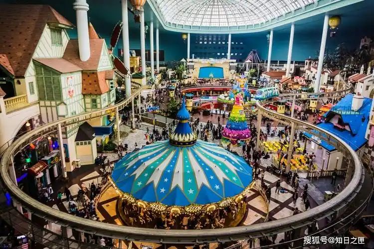 世界最大的室内主题乐园,室外也同样有很多游乐项目和游行表演.