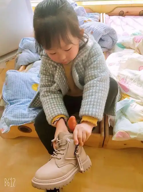 青少年宫艺术幼儿园中四班肖思妍学习故事《我会穿鞋》 - 美篇