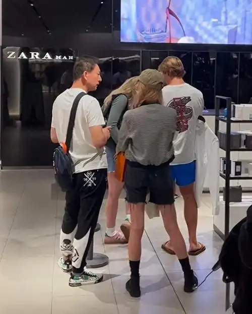 郑爽美国陪爸爸逛商场,穿短裤秀纤细漫画腿,手握2.3亿亲自带娃