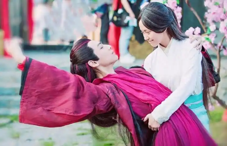 【独播】《屏里狐》第四集:清新女主舍命救狐仙,仇敌变情侣擦出爱的