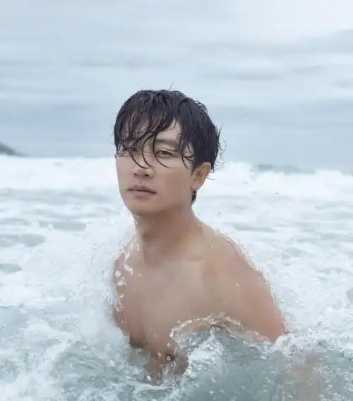 黄轩还在沙滩上做起了俯卧撑,脖子上青筋暴起,身上的肌肉更是清晰可见