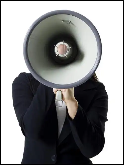 个年轻女性,仅一个女性,仅一个人,握,服装,拿,大喊,拿着,休闲装,喇叭