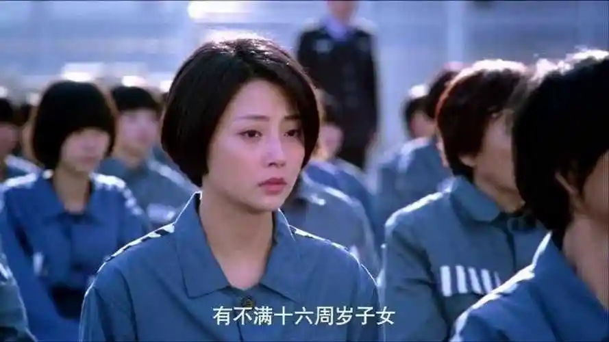 女囚犯坐牢几年出来已经跟不上潮流这身打扮真辣眼睛