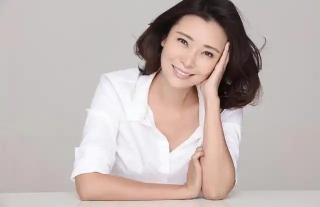 她的爷爷是开国上将,在33岁时转行做演员,如今48岁仍然单身