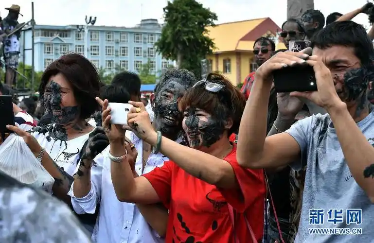 当日,在云南省沧源佤族自治县举行的2015年中国佤族司岗里"摸你黑"