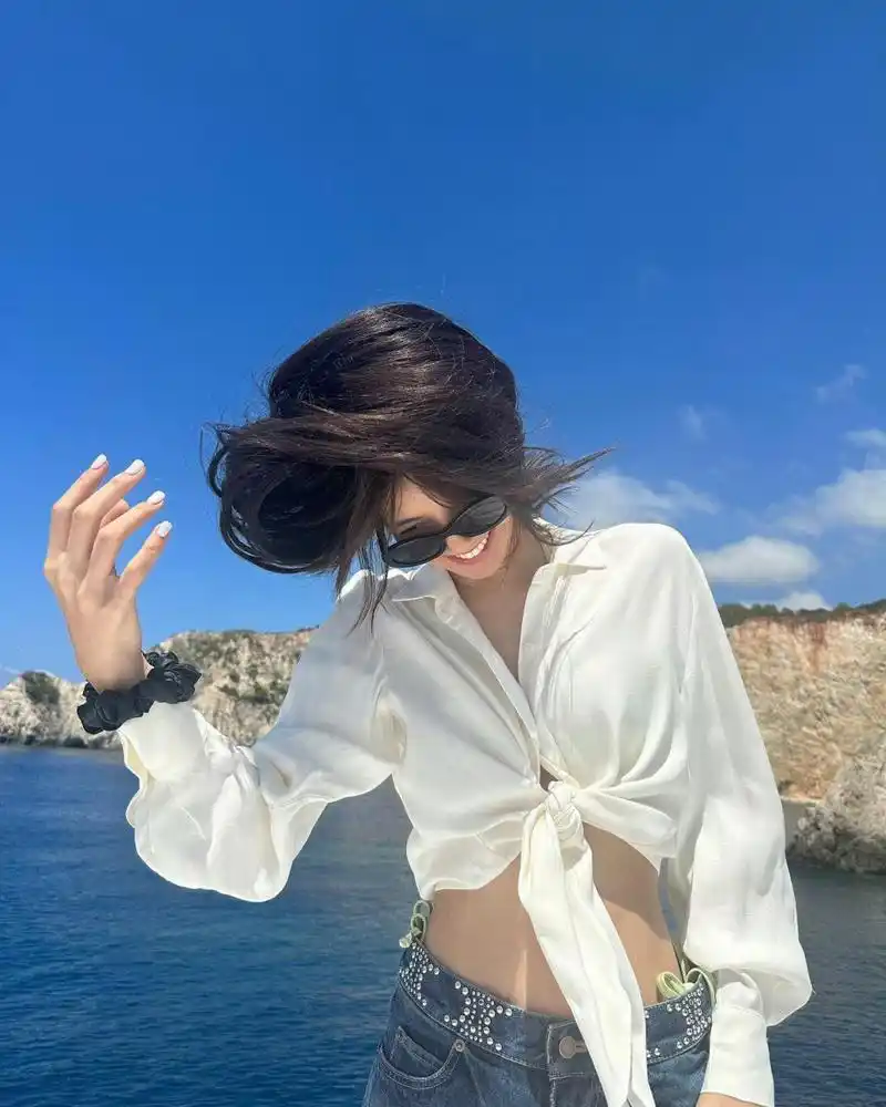 lisa晒泳装照,好匀称的身材!