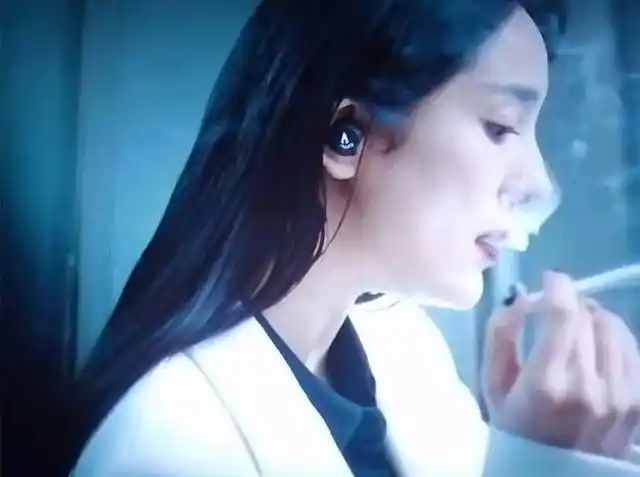 杨幂穿白西装太飒气,侧颜无需滤镜依旧惊艳,抽烟抽出御姐范儿