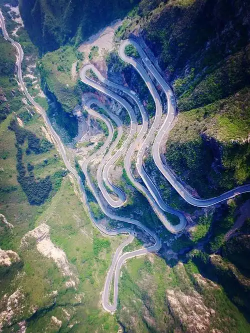 摩托车爱好者不可错过在这样的公路上驰骋的乐趣车神想赛九曲十八弯道