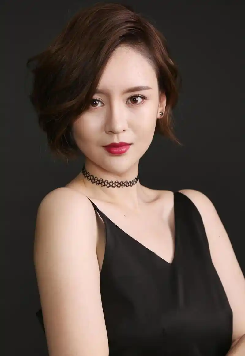 72米,体重50公斤左右的女性,她是一位歌剧演员,曾就读于意大利帕维亚