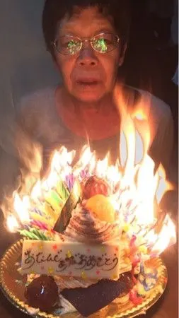 老人过寿蛋糕插满68根蜡烛 点燃后