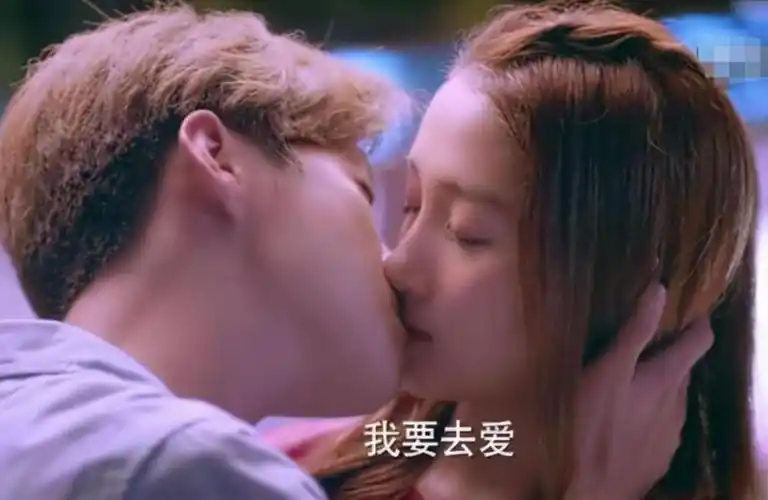 鹿晗和关晓彤戴情侣帽秀恩爱,好男人不单要对你好,还要有担当