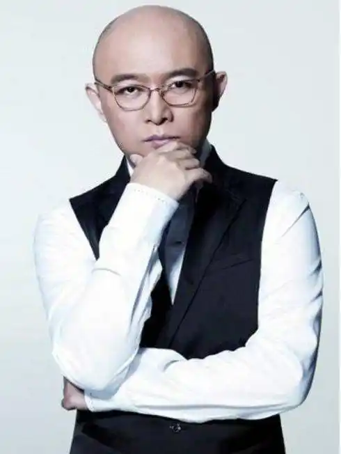 除了徐峥 这些光头明星也曾是黑发浓密的美男子