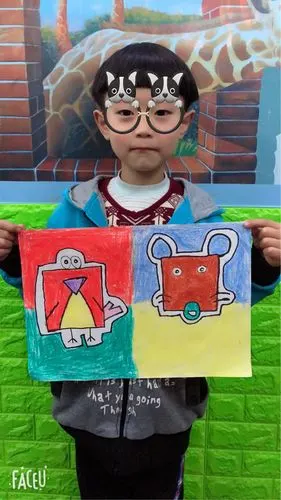 金色童画启蒙班今日作品《正方形大变身》