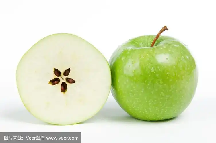 两个青苹果孤立在白苹果上,一个被切开