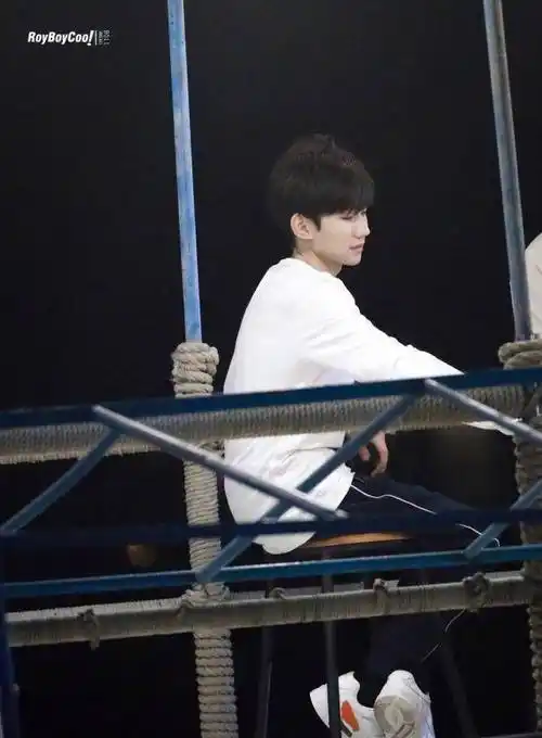 原创我是唱作人他崩溃大哭年少成名背后尽是心酸歌词唱哭全场