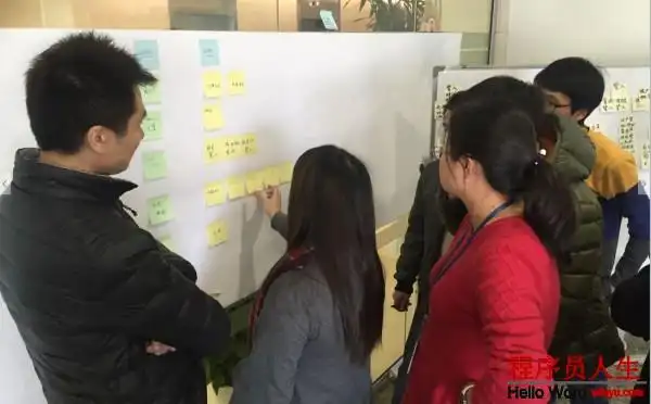 作为敏捷教练参与的1次用户故事讨论,你可以看到大家都聚集在白板周围