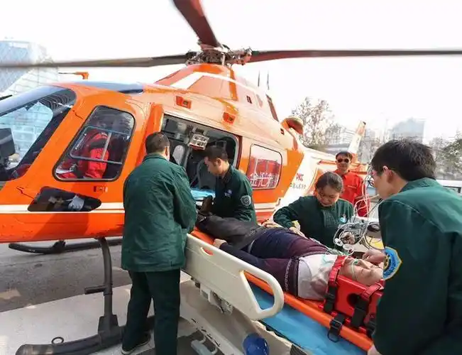 险湖北十堰空中120急救高速公路上重症病人