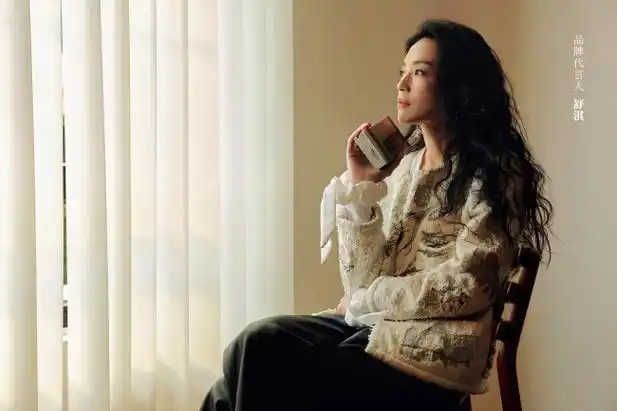 67舒淇卡其色穿搭大片释出 笑容温婉让人心生惬意