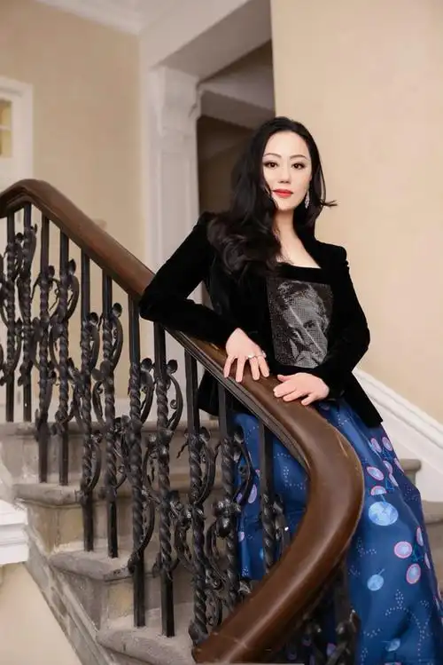 58岁章小蕙好奢华!穿西装配半身裙看秀,俩鸽子蛋钻戒让人看羡慕