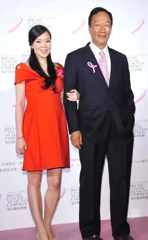 46岁大厂老板娘登杂志封面,仍想拼第4胎,戴奢华珠宝显贵气_曾馨莹_郭