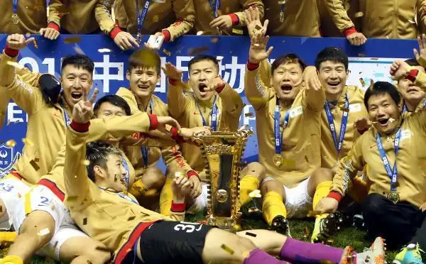 图说:2015赛季最终江苏苏宁夺得足协杯冠军.