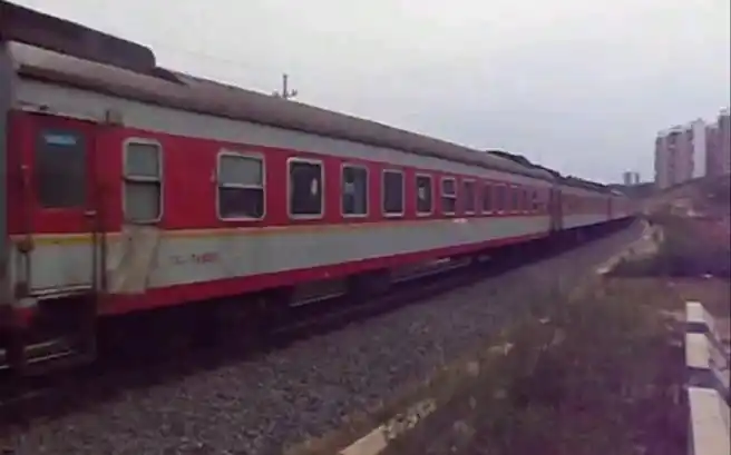 原色红皮火车通过