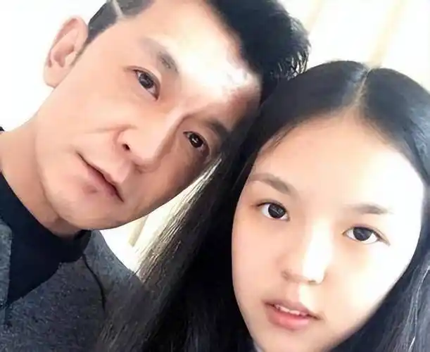 主持人李咏去世五年后,遗孀哈文晒照,与神秘男打球已开展新生活