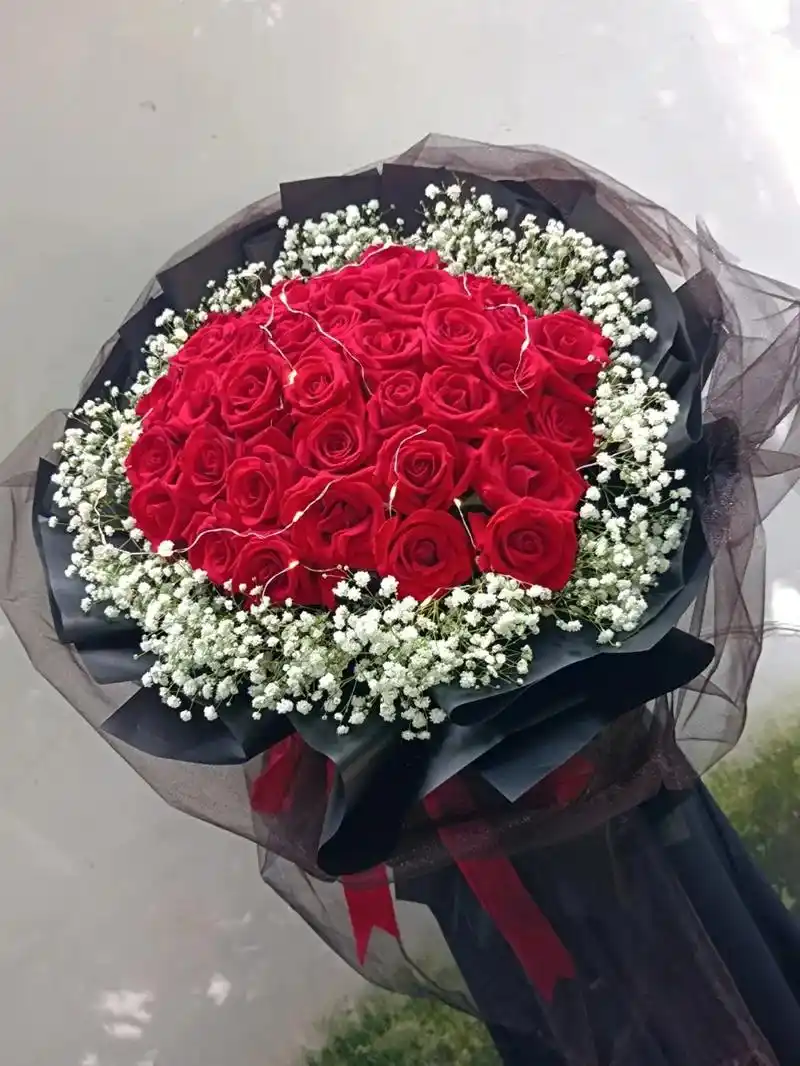 怦然心动满天星加叠红玫瑰.红玫瑰是爱情,满天星是浪漫#花的1 - 抖音