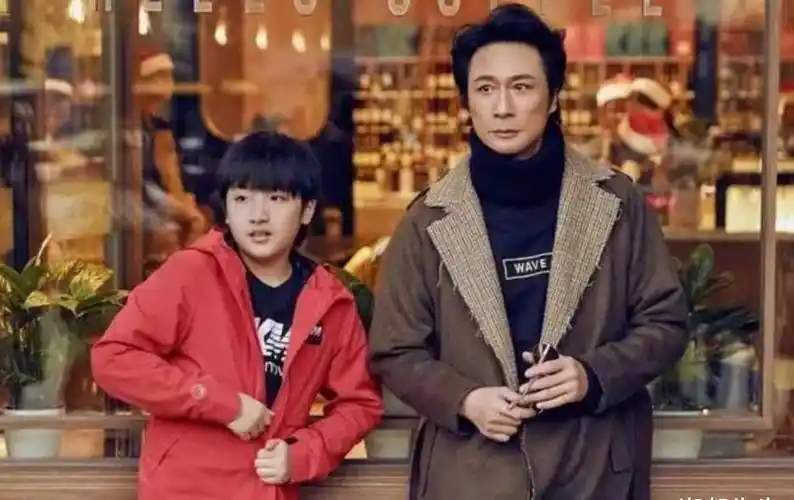 吴镇宇儿子长偏了,从正太变成了小胖墩,穿父子装合照还没爸爸帅_费曼