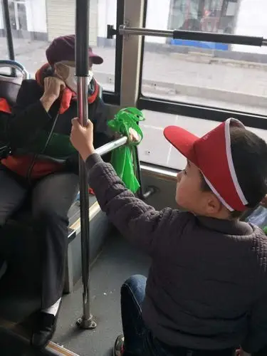 公交车上,孩子给老奶奶让座,这是我们每一个老师都没想到的