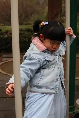 玥玥中午买了橘子,还特意来到幼儿园给老师送过来.