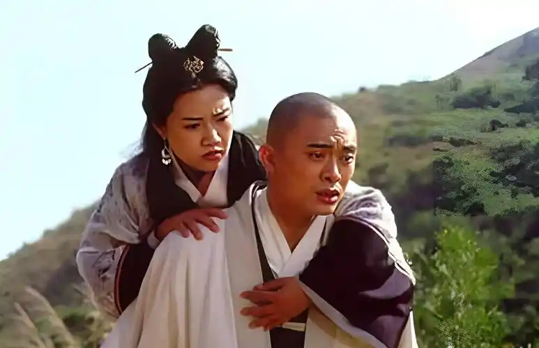 无崖子临终前将真气传给了小和尚虚竹,虚竹甚至还背着天山童姥一路