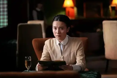 右手坐着一对谈情说爱的年轻男女,两人共饮一份红菜汤;漫不经心喝