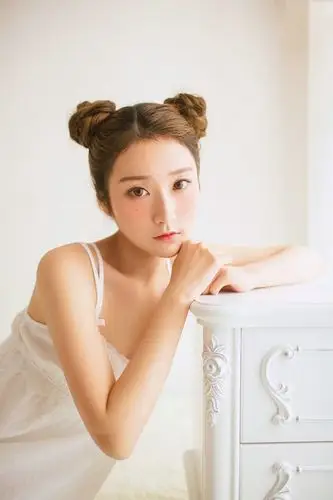 清纯动人小女生双丸子头清新唯美