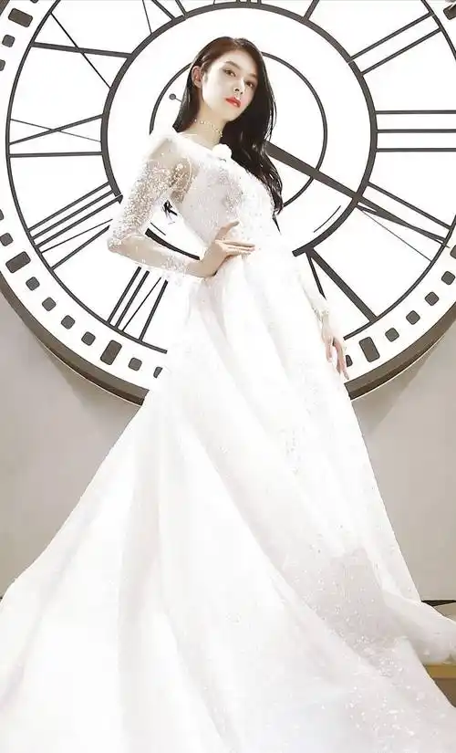 傅菁自带冷艳气场的霸气穿搭,黑色西装裙白线条点缀,时尚又高级_服装