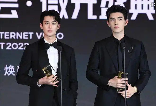 肖战发呆,陈飞宇满脸不屑,两人同框满脸写着不熟