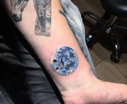 一组圆圆的月亮纹身图案