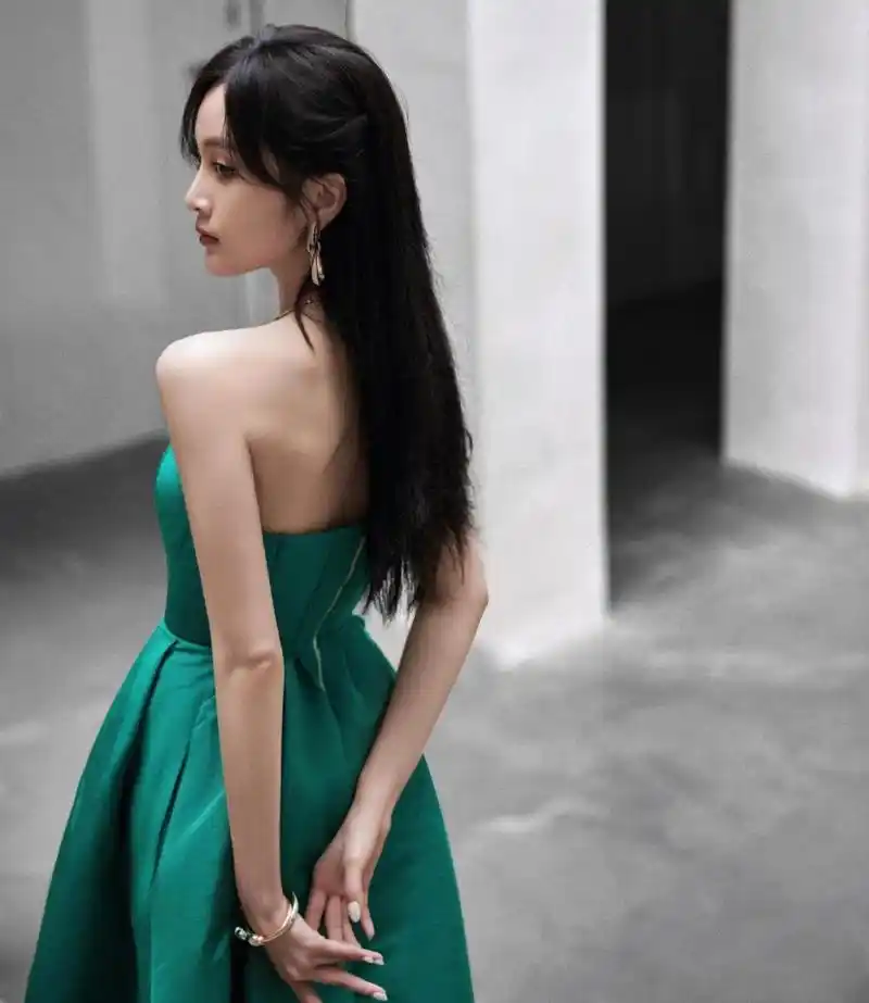 吴宣仪这组写真好高级啊,一袭抹胸礼服裙高贵优雅,好像白天鹅一样