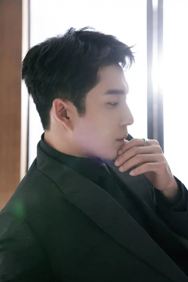 韩东君西装写真[小红花]