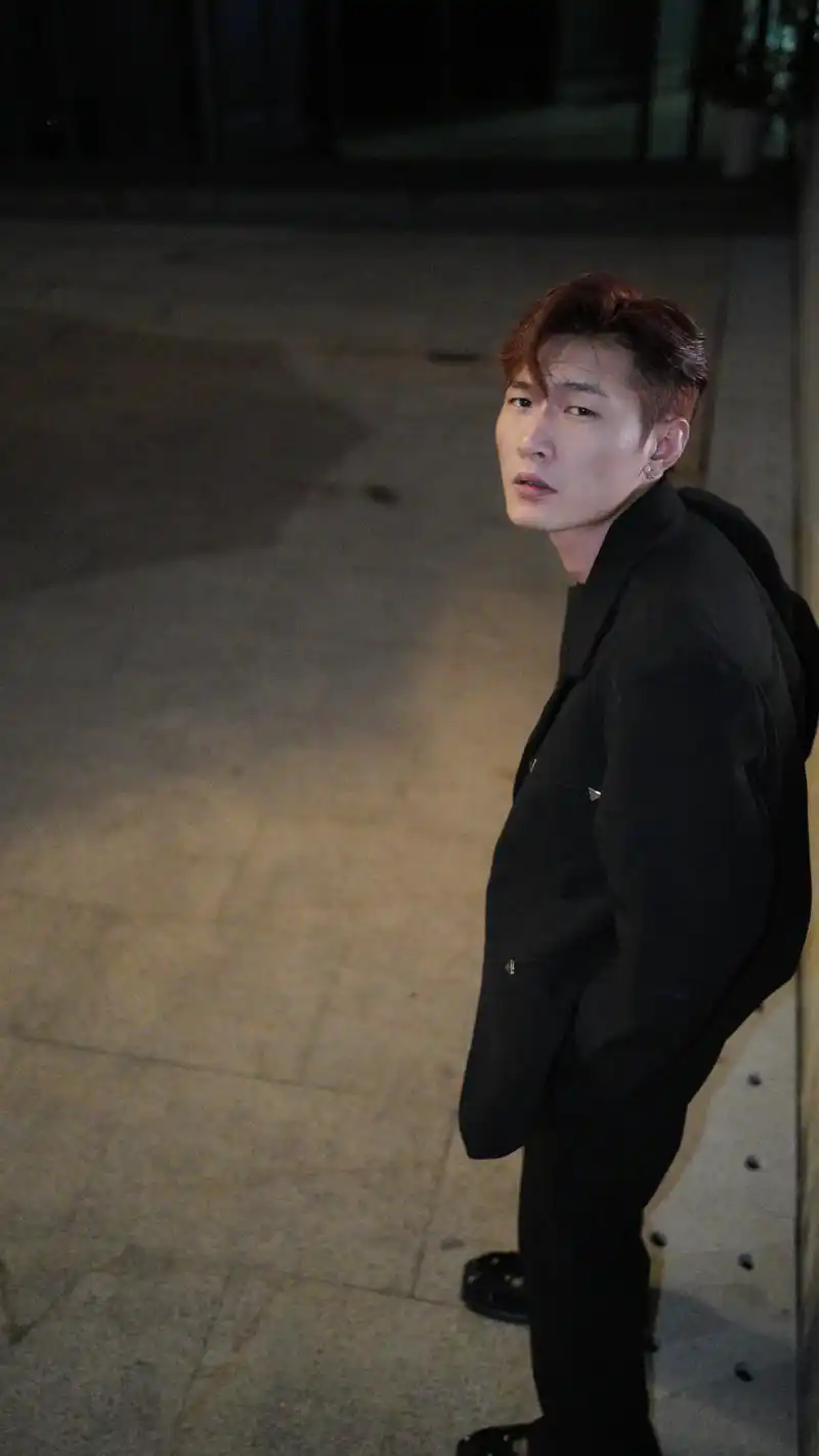 需要壁纸吗?宝#185大帅哥 #帅哥 #大叔 #痞帅 #黑色 - 抖音