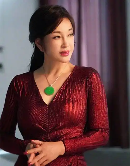 被刘晓庆老年状态惊艳:棒球帽,大卷发,紧身裙,70岁还性感非凡_衣服