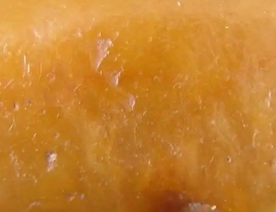 田黄萝卜纹6种表现1,田黄内的萝卜纹明显.呈网状,由密集变疏朗.