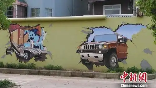 一辆越野车破墙而出的3d立体壁画,因过于逼真而让一些路人感到不适