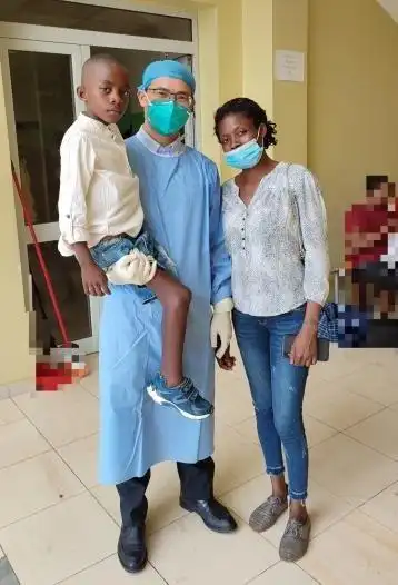 我在非洲治疗患蝇蛆病的男孩_腾讯新闻