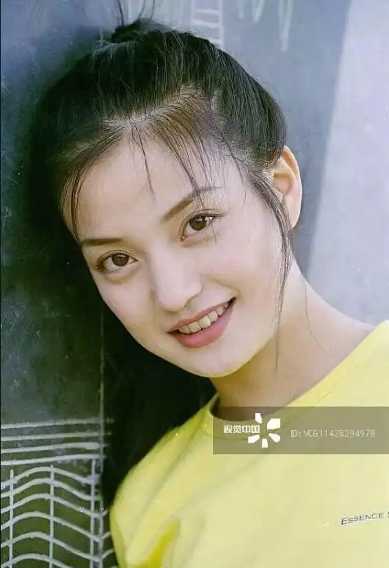 近日,有网友找出赵薇年轻时期的旧照,图中赵薇扎着高马尾,身着嫩黄色