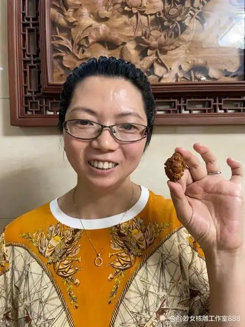 浙江东阳人,在核雕界已经有将近30多年的创作经历了,妙女的落款就是
